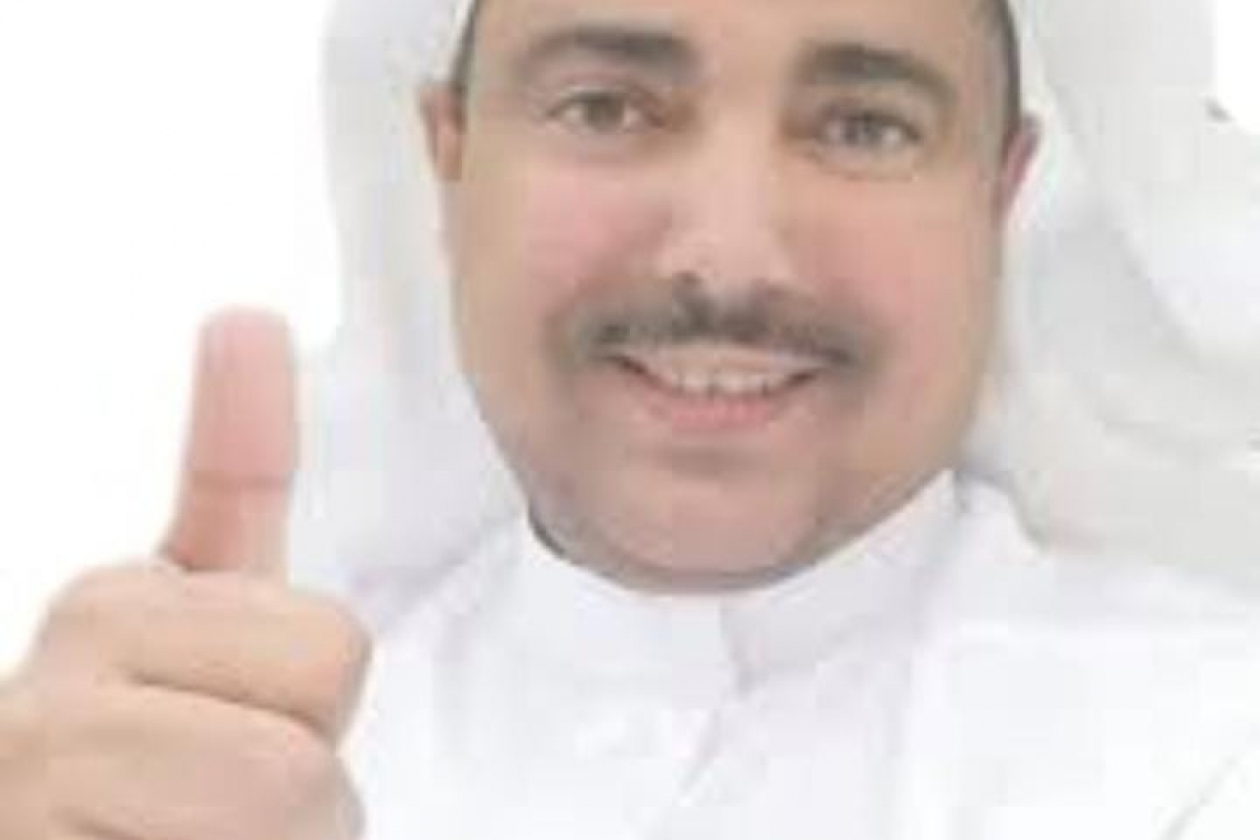 المخرج "جميل القحطاني" في معرض جده الدولي للكتاب يحتفل بنجاح كتابة "مطلوب أمنياً"